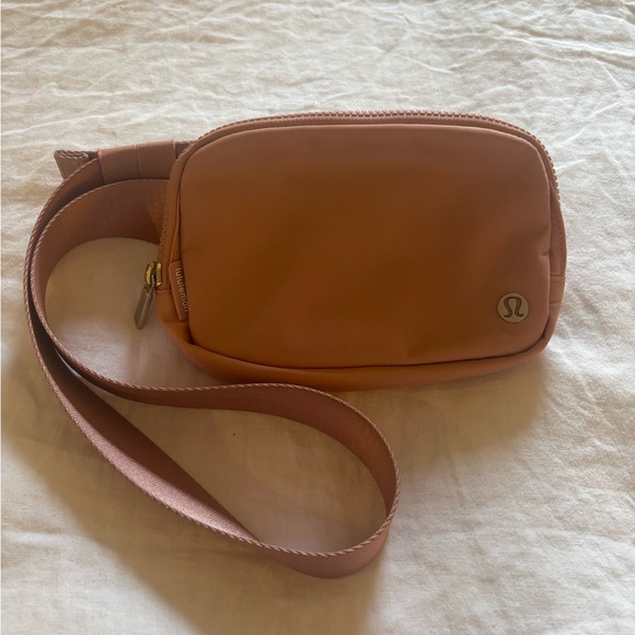 Lululemon Everywhere Belt Bag in Dusty Rose - Picture 2 of 4